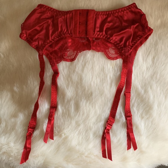 GLAMOROUS Vintage Cabernet small red garter belt. Never worn. Lacy & sexy! - Picture 2 of 4
